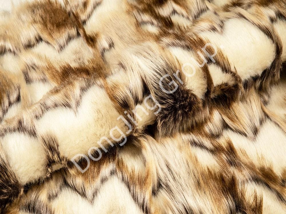 9W1150-Lapin pointu teint en marron et blanc faux fur fabric