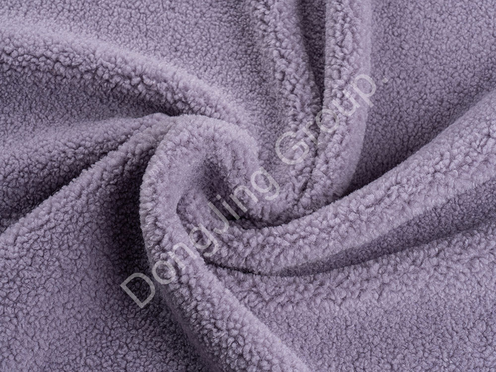 Quelles sont les caractéristiques de la structure des fibres du tissu en fausse fourrure violet Ice Pier de Yunwu ?